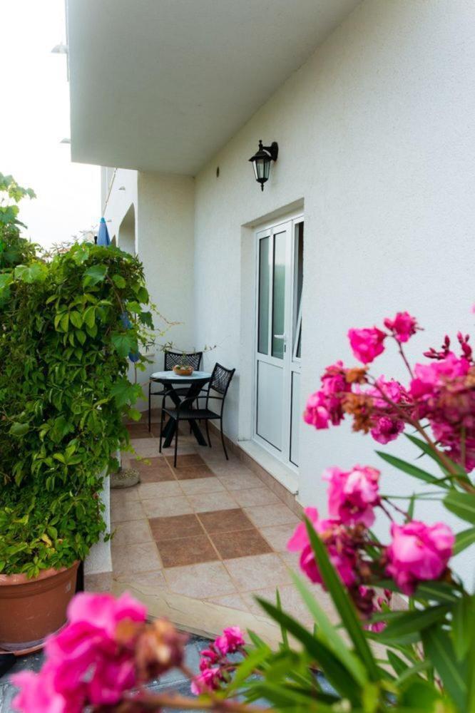 Apartments Mare - 30 M From Pebble Beach Seget Vranjica Dış mekan fotoğraf